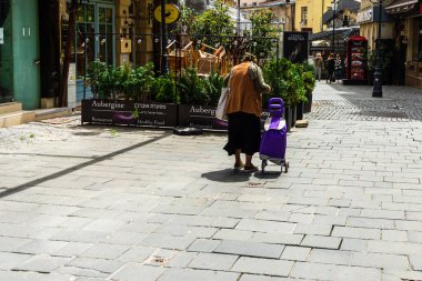 Romanya 'nın Bükreş kentinin boş sokaklarında yürüyen yaşlı kadın, 2020