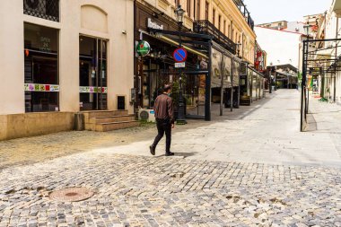 Eski Bükreş 'teki yerel restoranlarda dünya çapındaki koronavirüs salgını krizi nedeniyle boş masalar. Şehir merkezinde terk edilmiş, Bükreş, Romanya 'da bir bar bölgesi, 2020