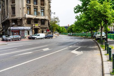 Trafik sıkışıkken kırmızı ışıkta durdu. Romanya 'nın başkenti Bükreş' te sabah ve akşam araba kirliliği, trafik sıkışıklığı