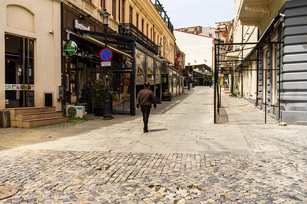 Eski Bükreş 'teki yerel restoranlarda dünya çapındaki koronavirüs salgını krizi nedeniyle boş masalar. Şehir merkezinde terk edilmiş, Bükreş, Romanya 'da bir bar bölgesi, 2020