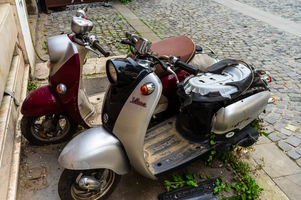 Scooter Vintage Piedi Deserto Vicolo Nel Centro Storico Bucarest Romania — Foto Stock