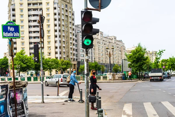 Personas Con Máscara Médica Protectora Caminando Centro Bucarest Rumania 2020 — Foto de Stock