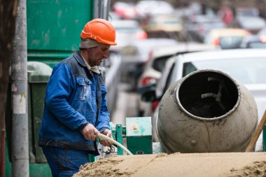 Romanya 'nın Bükreş kentinde çimento karıştıran inşaat işçileri, 2020