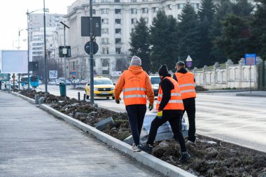 Bükreş, Romanya 'da sokak kaldırımlarını onarmaya hazırlanan yansıtıcı yelek giyen işçiler, 2020