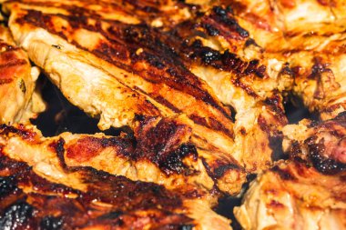 Kömür mangalında ızgara tavuk ve domuz eti. Kamp manzarası, lezzetli barbekü, yemek konsepti, ızgaradaki yemek ve ızgaradaki yemeğin ayrıntıları.