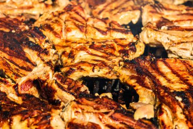 Kömür mangalında ızgara tavuk ve domuz eti. Kamp manzarası, lezzetli barbekü, yemek konsepti, ızgaradaki yemek ve ızgaradaki yemeğin ayrıntıları.