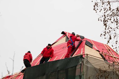 Romanya 'nın Bükreş kentinde yeni bir çatı onarıp inşa eden işçiler, 2020