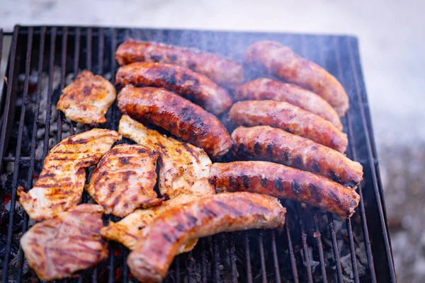 Viande Porc Saucisses Grillées Sur Barbecue Charbon Bois Vue Dessus — Photo