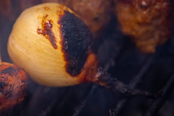 炭火で玉ねぎを焼きます 玉ねぎのBbq — ストック写真