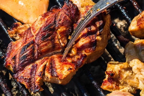 Kuře Vepřový Steak Grilované Grilu Dřevěném Uhlí Top Pohled Kempování — Stock fotografie