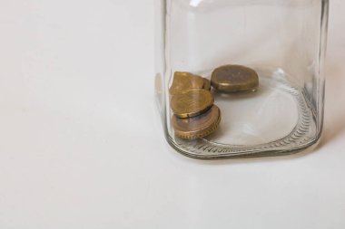 Cam kavanozda para biriktirme kompozisyonu. Yatırım yapma ve para tutma kavramı, tecrit edilmiş..