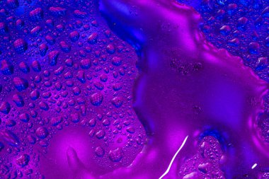 Renkli yüzeyde su damlaları olan soyut renkli arkaplan ya da arkaplan. Soyut arkaplan kavramı