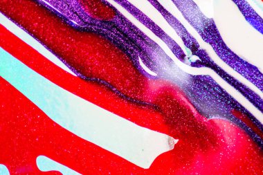 Su yüzeyinde yağ damlaları ve dalgaları olan soyut renkli arkaplan. Soyut arkaplan kavramı