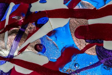 Su yüzeyinde yağ damlaları ve dalgaları olan soyut renkli arkaplan. Soyut arkaplan kavramı