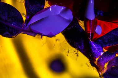 Su yüzeyinde yağ damlaları ve dalgaları olan soyut renkli arkaplan. Soyut arkaplan kavramı