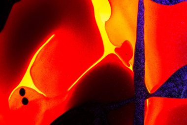 Su yüzeyinde yağ damlaları ve dalgaları olan soyut renkli arkaplan. Soyut arkaplan kavramı