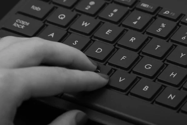 Mãos Digitando Usando Teclado Fechar Isolado — Fotografia de Stock