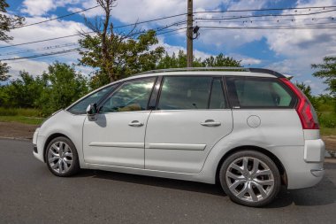 Bulutlu yağmurlu bir günde trafik, araba penceresinden yol manzarası, Bükreş, Romanya 'da trafik, 2020