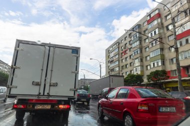 Romanya 'nın Bükreş kentinde yol manzaralı bulutlu bir günde trafik vardı.