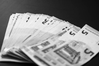 Masada bulanık para, siyah masada EURO. İş konsepti para yığını