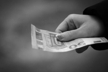 Avro parasını gösteren ve bahşiş, maaş gibi para veren ya da alan el ele tutuşmalar. 50 Avro banknotları izole edilmiş. Zengin iş adamları kavramı, para biriktirmek ya da harcamak.