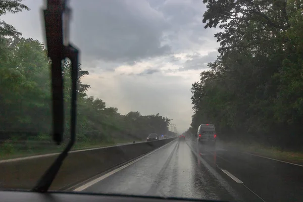Проїзд Дощовий День Видом Дорогу Через Вікно Автомобіля Краплями Дощу — стокове фото