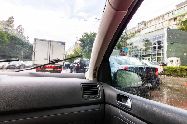Проїзд Дощовий День Видом Дорогу Через Вікно Автомобіля Краплями Дощу — стокове фото