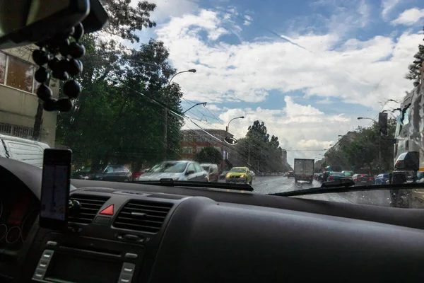 Verkeer Regenachtige Dag Met Uitzicht Weg Door Autoraam Met Regendruppels — Stockfoto