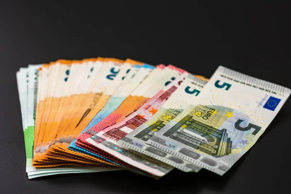 Wazig Geld Tafel Euro Zwarte Tafel Bedrijfsconcept Stapel Geld — Stockfoto