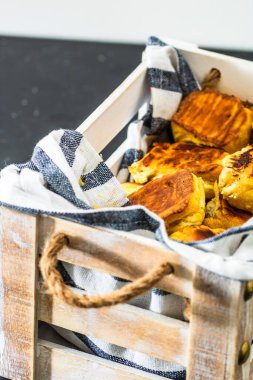 Köy sandığında taze pişmiş jambon ve peynirli börek..