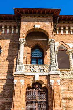 Mogosoaia Sarayı manzarası, park ve yeşil bahçelerle dinlenmek için sessiz bir yer. Bcuharest, Romanya, 2020.