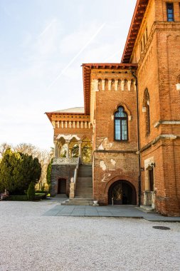 Mogosoaia Sarayı manzarası, park ve yeşil bahçelerle dinlenmek için sessiz bir yer. Bcuharest, Romanya, 2020.