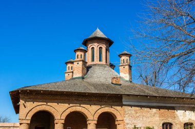 Mogosoaia Sarayı manzarası, park ve yeşil bahçelerle dinlenmek için sessiz bir yer. Bcuharest, Romanya, 2020.