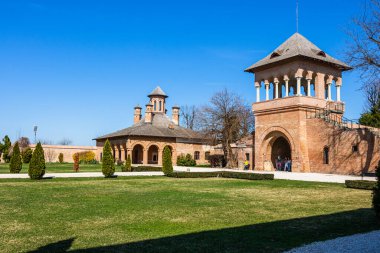 Mogosoaia Sarayı manzarası, park ve yeşil bahçelerle dinlenmek için sessiz bir yer. Bcuharest, Romanya, 2020.
