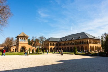 Mogosoaia Sarayı manzarası, park ve yeşil bahçelerle dinlenmek için sessiz bir yer. Bcuharest, Romanya, 2020.