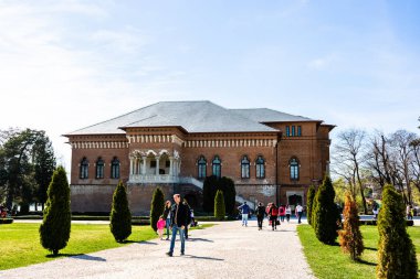 Mogosoaia Sarayı manzarası, park ve yeşil bahçelerle dinlenmek için sessiz bir yer. Bcuharest, Romanya, 2020.