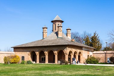 Mogosoaia Sarayı manzarası, park ve yeşil bahçelerle dinlenmek için sessiz bir yer. Bcuharest, Romanya, 2020.