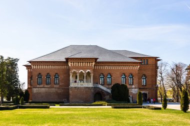 Mogosoaia Sarayı manzarası, park ve yeşil bahçelerle dinlenmek için sessiz bir yer. Bcuharest, Romanya, 2020.