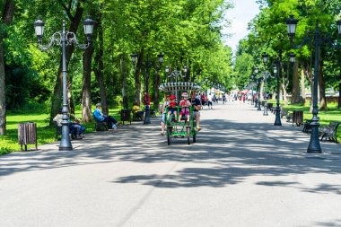 2020 yılında Romanya 'nın Bükreş kentindeki Mogosoaia kentinden insanlar park ve bahçelerde yürüyor, dinleniyor ve eğleniyorlar..