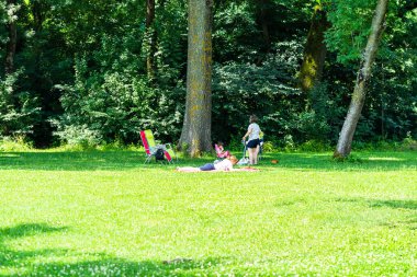 2020 yılında Romanya 'nın Bükreş kentindeki Mogosoaia kentinden insanlar park ve bahçelerde yürüyor, dinleniyor ve eğleniyorlar..