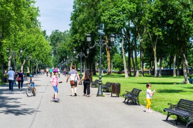 2020 yılında Romanya 'nın Bükreş kentindeki Mogosoaia kentinden insanlar park ve bahçelerde yürüyor, dinleniyor ve eğleniyorlar..