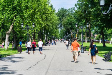 2020 yılında Romanya 'nın Bükreş kentindeki Mogosoaia kentinden insanlar park ve bahçelerde yürüyor, dinleniyor ve eğleniyorlar..