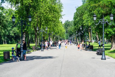 2020 yılında Romanya 'nın Bükreş kentindeki Mogosoaia kentinden insanlar park ve bahçelerde yürüyor, dinleniyor ve eğleniyorlar..