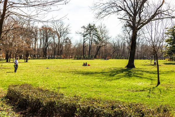 Emberek Séta Pihenés Szórakozás Sikátorokban Park Kertek Tartomány Bukarestben Románia — Stock Fotó