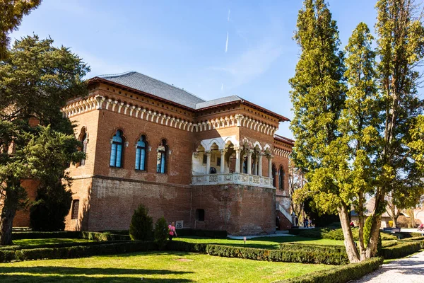 Mogosoaia Sarayı manzarası, park ve yeşil bahçelerle dinlenmek için sessiz bir yer. Bcuharest, Romanya, 2020.