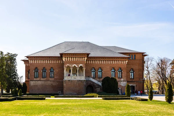 Mogosoaia Sarayı manzarası, park ve yeşil bahçelerle dinlenmek için sessiz bir yer. Bcuharest, Romanya, 2020.