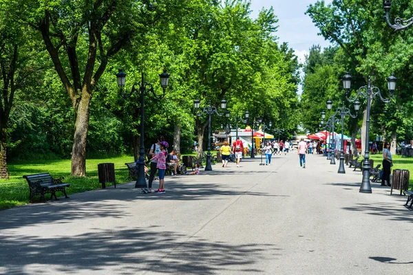 People Walking Relaxing Have Fun Alleys Park Gardens Domain Mogosoaia — Stock Photo, Image