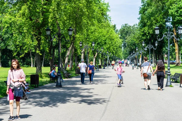 2020 yılında Romanya 'nın Bükreş kentindeki Mogosoaia kentinden insanlar park ve bahçelerde yürüyor, dinleniyor ve eğleniyorlar..