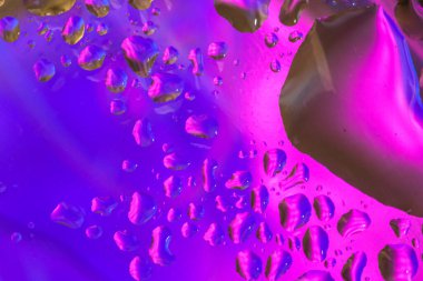 Renkli yüzeyde su damlaları olan soyut renkli arkaplan ya da arkaplan. Soyut arkaplan kavramı