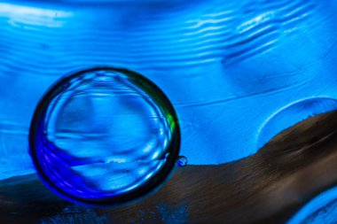 Su yüzeyinde yağ damlaları ve dalgaları olan soyut renkli arkaplan. Soyut arkaplan kavramı